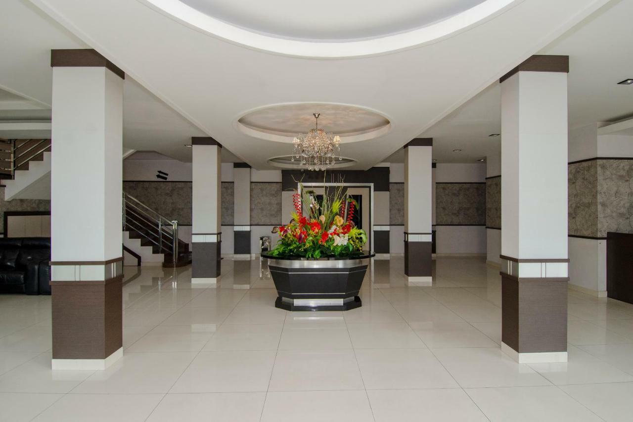 Halim Hotel Tanjung Pinang Eksteriør billede